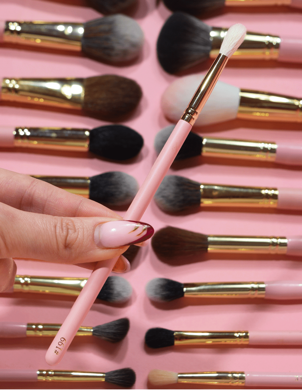 #199 Tapered Crease Brush